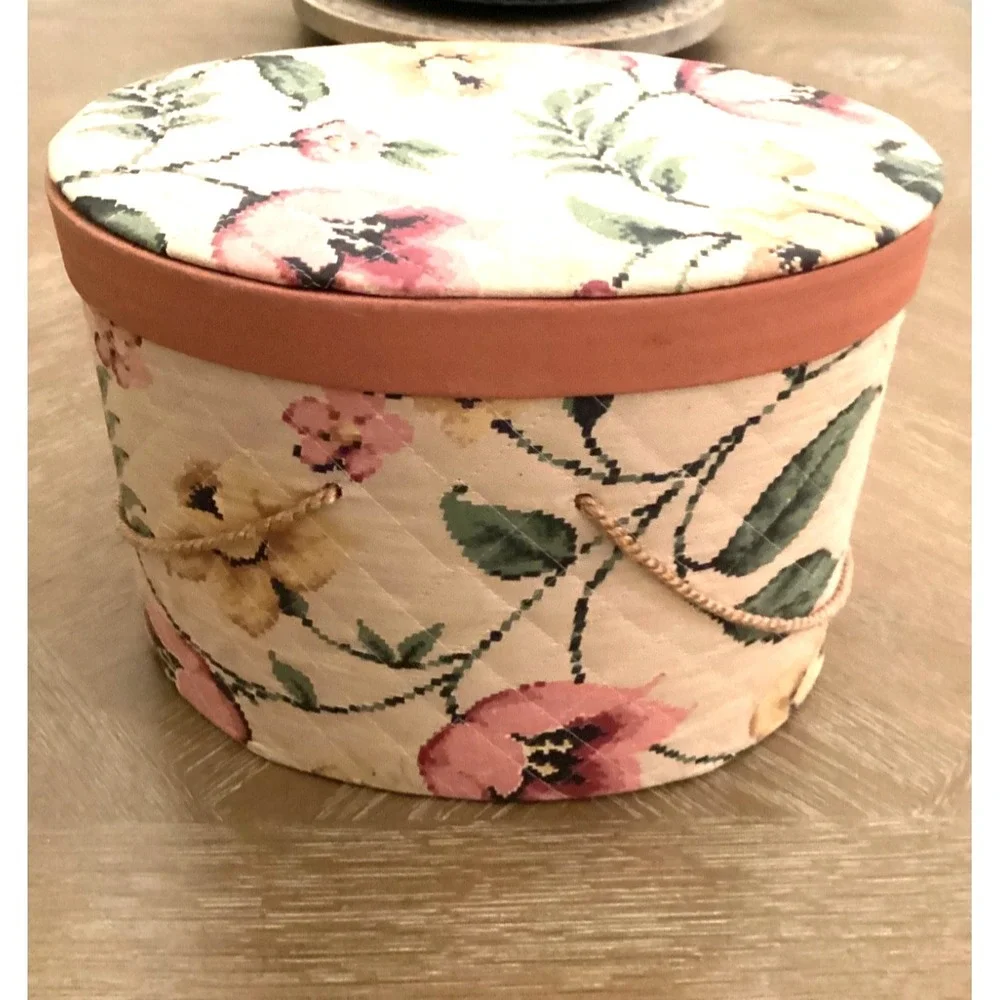 VINTAGE DREAM HOUSE CLOSET/SEWING ACCESSORIES JAYHAWK NY BOX IN QUILTED FLORAL